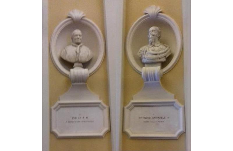 Busti di Pio IX, ultimo papa re e Vittorio Emanuele II, primo re d’Italia esposti nella Sala delConsiglio del Comune di Senigallia