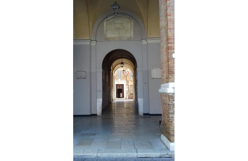 Oltrepassato il portico centrale del Municipio si ha di fronte il Palazzo Mastai