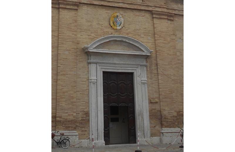 Portale della chiesa della Maddalena a Senigallia