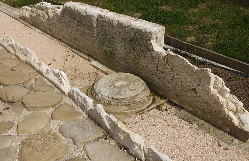 Base di colonna e lastricato nel Parco Archeologico dell'antica Città Romana di Suasa