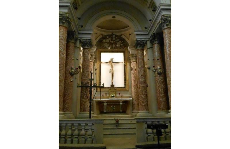 Cappella ornata da colonne di stile corinzio dedicata al Crocifisso nella chiesa della Maddalena a Senigallia