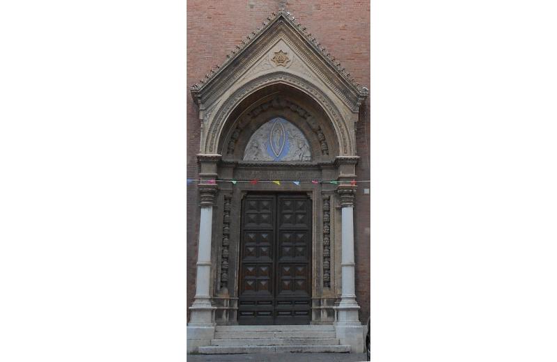 Chiesa dell'Immacolata a Senigallia, il portale
