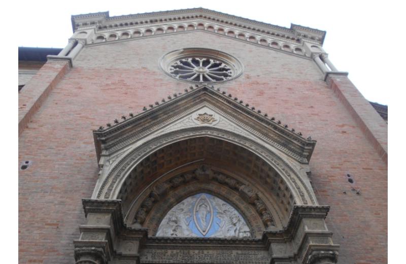 Chiesa dell'immacolata a Senigallia, il grande rosone traforato, la cuspide fiorita, le maioliche con figurazioni simboliche