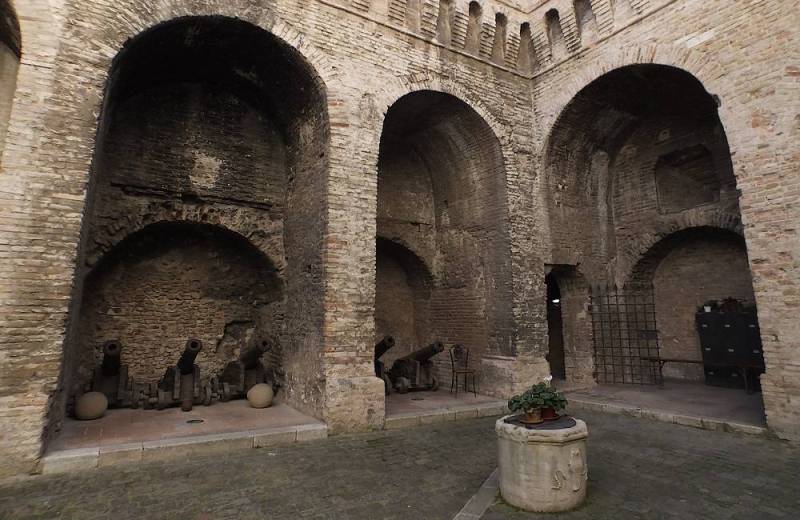 Cisterna dell'acqua nel cortile delle Rocca Roveresca di Senigallia