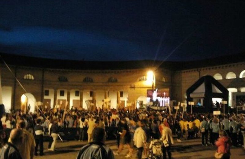Foro Annonario di Senigallia affollato di sera
