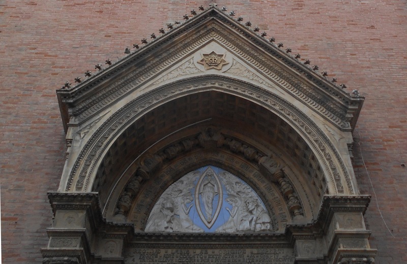 Immacolata concezione in maiolica sopra il portale della chiesa