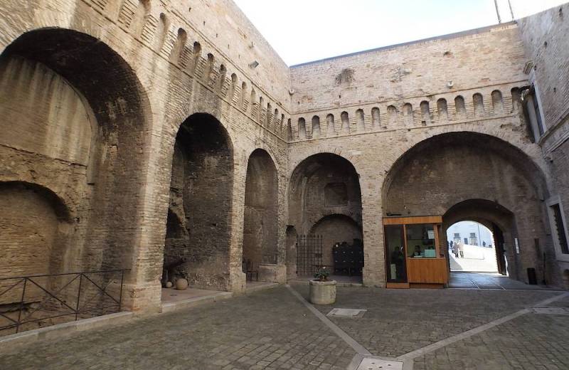 Ingresso della Rocca Roveresca di Senigallia visto dall'interno del cortile