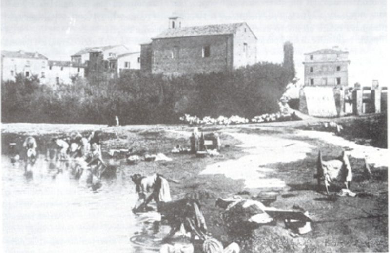 La Chiesa del Portone nell'antica collocazione nel 1925 cioè prima del terremoto del 1930