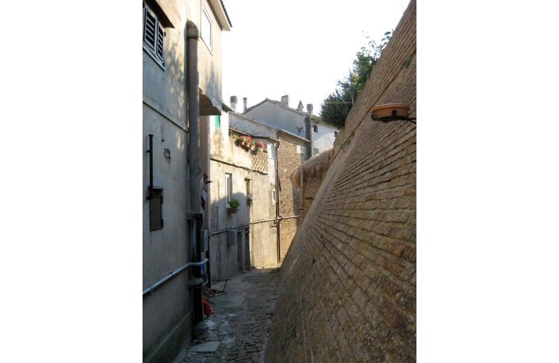 Mura del Castello di Roncitelli dietro le case del piccolo borgo che lo attornia