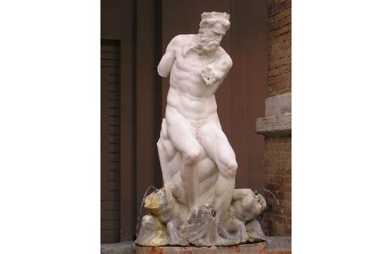 Statua di Nettuno  in piazza Roma a Senigallia