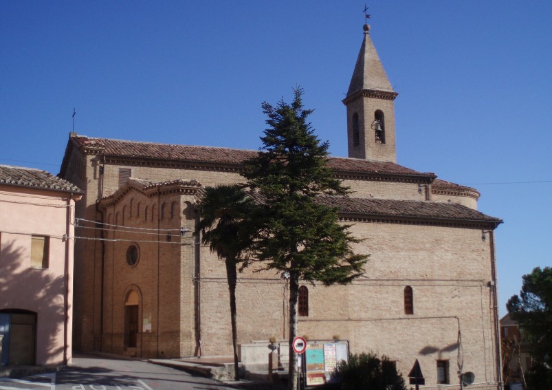 Chiesa parrocchiale dei Santi Pietro e Paolo vista da piazza Vittorio Emanuele II di Castelleone di Suasa