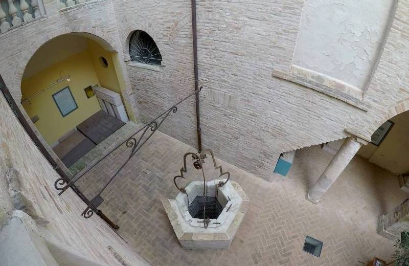 Cortile del palazzo della Rovere a Castelleone di Suasa sede del Museo Civico Archeologico Alvaro Casagrande