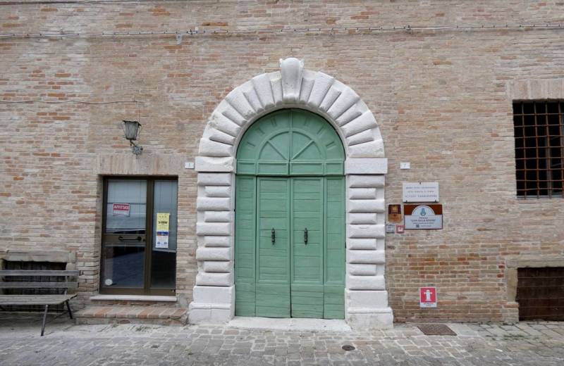 Ingresso del palazzo della Rovere a Castelleone di Suasa sede del Museo Civico Archeologico Alvaro Casagrande