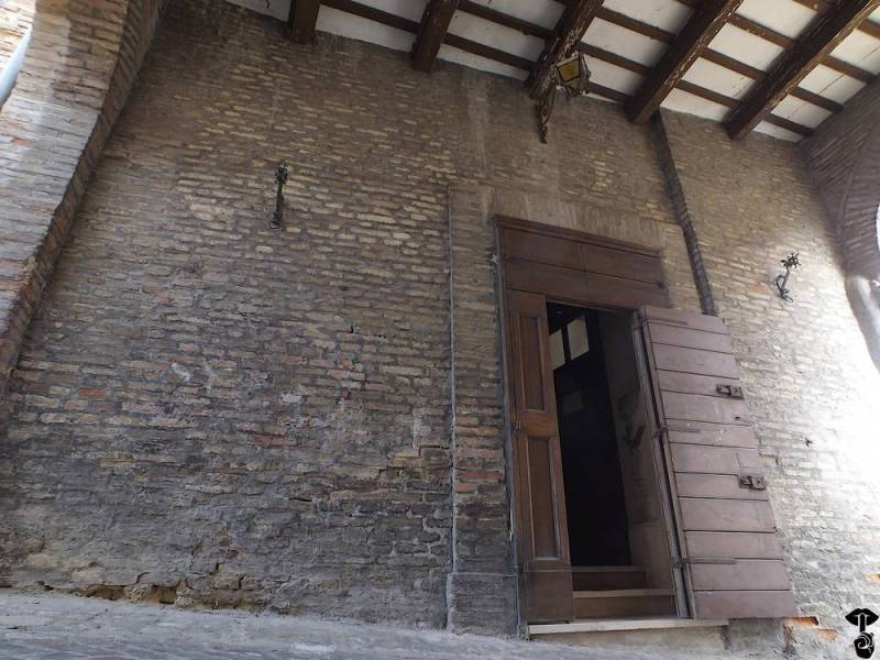 Ingresso, sotto l'Arco, della chiesa di santa Barbara a Barbara