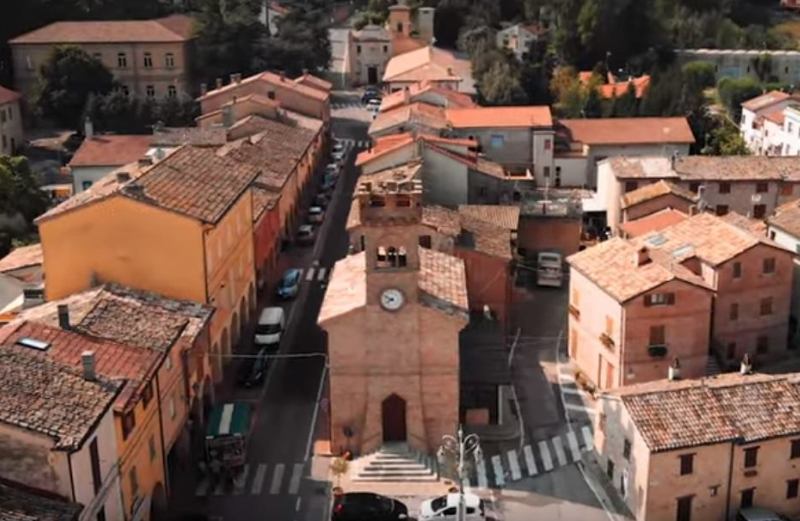 La ex chiesa di Sant'Antonio Abate in piazza Vittorio Emanuele II a Castelleone di Suasa