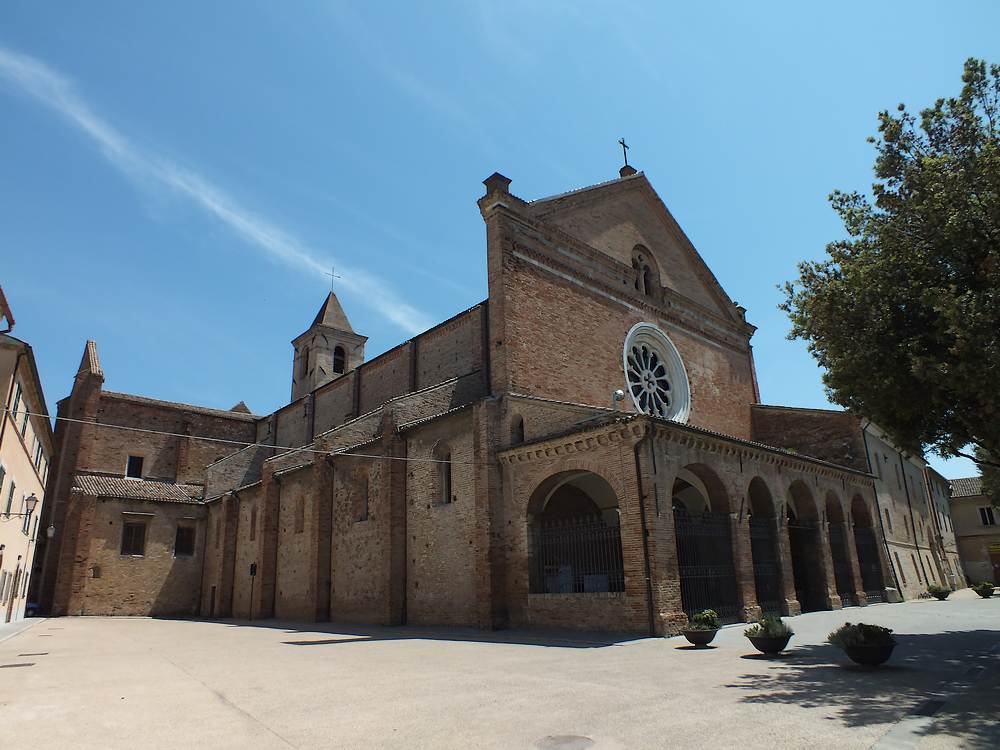 Lato sinistro dell'Abbazia Santa Mari di Castagnola a Chiaravalle