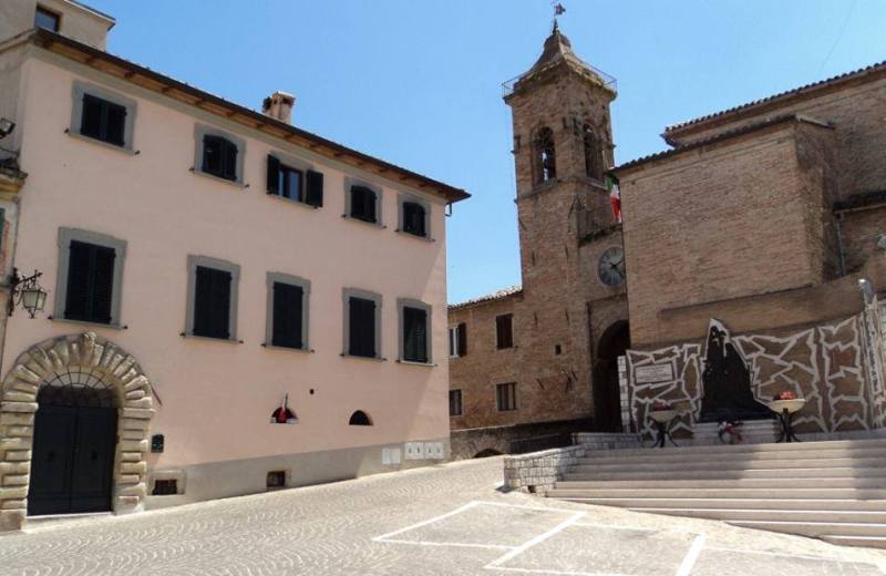 Piazza Cavour, palazzo Mattei e Monumento ai Caduti a Barbara