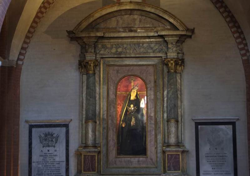 Statua in pietra colorata di Santa Maria in Castagnola, del 1200