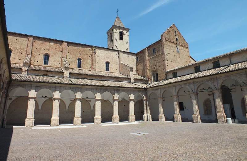 Vista dal chiostro delll'Abbazia Santa Maria di Castagnola a Chiaravalle