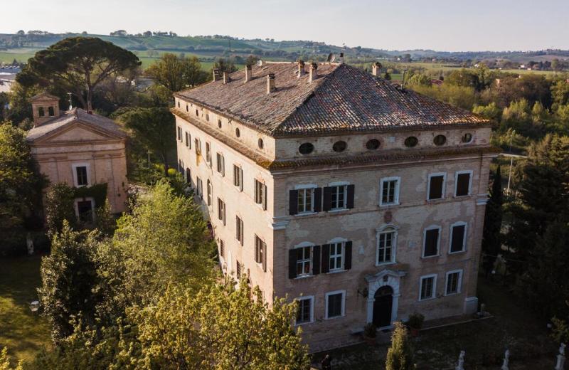 Palazzo Antonelli Augusti Castracani detto delle Cento Finestre a Brugnetto di Trecastelli