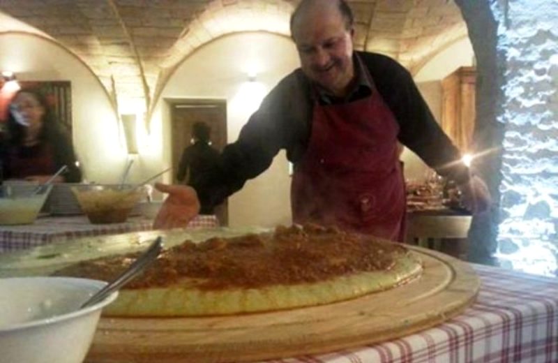 Montalbini e un trionfo di polenta di Mais ottofile di Roccacontrada