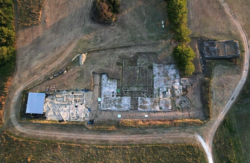 Veduta aerea Ostra antica Foro, Tempio e Chiesa