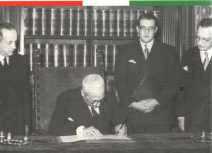 Il Capo provvisorio dello Stato Enrico De Nicola firma la Costituzione della repubblica Italiana il 27 dicembre 1947 (Ansa)