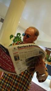 Renzo Arbore mentre legge il Corriere Adriatico a Senigallia