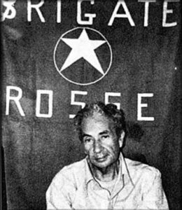 Aldo Moro nella prima foto diffusa dalle Brigate Rosse durante il sequestro
