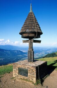 L'edicoletta in legno con tabelle orientate verso i tre stati confinanti